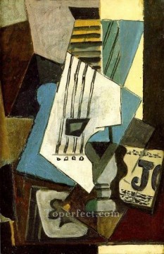 Bodegón Guitarra vaso de periódico y as de tréboles 1914 Pablo Picasso Pinturas al óleo